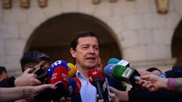 El candidato del PP a la reelección como presidente en la Junta de Castilla y León, Alfonso Fernández Mañueco, atiende a los medios tras ejercer su derecho al voto, a 15 de marzo de 2026, en Salamanca, Castilla León (España). Los castellanoleoneses están llamados hoy a las urnas para elegir a los 82 procuradores que compondrán el parlamento autonómico.
15 MARZO 2026 ELECCIONES AUTONÓMICAS
Manuel Ángel Laya / Europa Press
15/03/2026