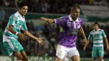 Francisco Silva le gana un balón a Medina