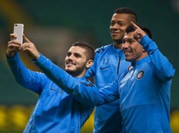 Mauri Icardi (izquierda), Fredy Guarín (centro) y Gary Medel, jugadores sudamericanos del Inter, se toman una fotografía antes del partido de Europa League frente al Celtic. 