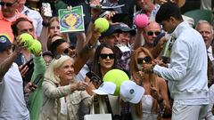 Carlos Alcaraz firma autógrafos tras ganar a Mark Lajal en Wimbledon.