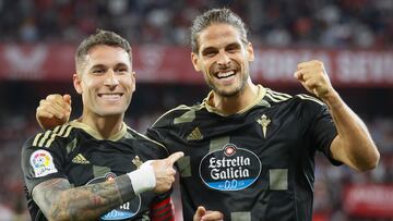 El delantero del Celta Gon?alo Pacienci celebra junto a Hugo Mallo tras marcar el segundo gol ante el Sevilla, durante el partido de Liga en Primera Divisi¨®n que Sevilla FC y Celta de Vigo han disputado este viernes en el estadio Ram¨®n S¨¢nchez-Pizju¨¢n.