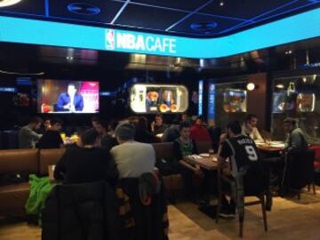 Disfruta esta tarde del Celtics-Spurs en el NBA Café Barcelona, en compañía de Antoni Daimiel y Guillermo Giménez, para ver a nuestro principal embajador al otro lado del charco: Pau Gasol y su nuevo reto en el equipo tejano liderado por Gregg Popovich. 