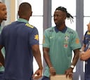 Vinicius ya está con Brasil y sorprende con su nueva imagen