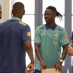 Vinicius ya está con Brasil y sorprende con su nueva imagen
