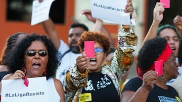 Manifestantes en apoyo a Vinicius ante la embajada de España en Brasilia.