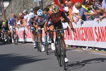 Vincenzo Nibali esprinta hacia la meta de Bergamo.