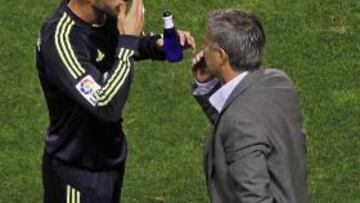 <b>CARA A CARA. </b>Mourinho da indicaciones a Ramos en el encuentro que el Madrid jugó en Vallecas.