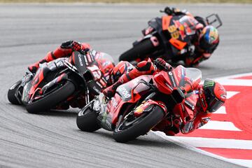 Francesco Bagnaia y Maverick Viñales durante el sprint del Gran Premio de Cataluña de Moto GP.