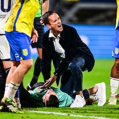 El RKC-Ajax, suspendido tras desplomarse el portero Vaessen