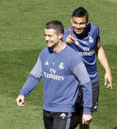 Gran ambiente entre los jugadores del Real Madrid durante el entrenamiento.