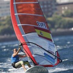 Marina Alabau se cuelga la medalla plata en la clase RS:X