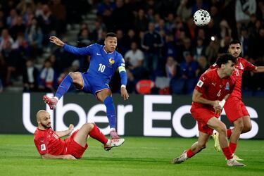 El capitán agarró un balón casi desde el centro del campo y fue avanzando, superando marcas azeríes. Se internó en el área, superando más obstáculos, hasta sacarse un ajustado disparo al palo largo