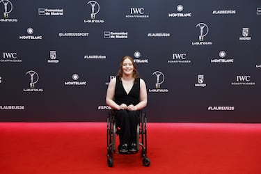 Kelsey DiClaudio, miembro del equipo estadounidense femenino de hockey sobre hielo en trineo de los Estados Unidos, posa a su llegada a la alfombra roja.