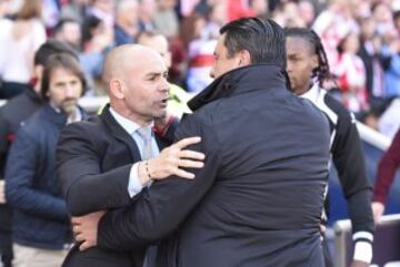 Saludo entre Paco Jémez y Mono Burgos. 