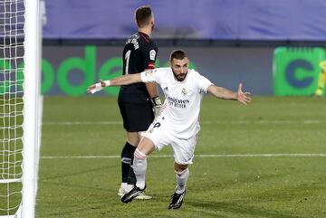 2-1. Karim Benzema celebr¨® el segundo gol.