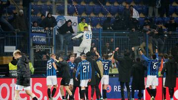 Soccer Football - Champions League - Group C - Shakhtar Donetsk v Atalanta - Metalist Stadium, Kharkiv, Ukraine - December 11, 2019 Atalanta players celebrate with fans at the end of the match REUTERS/Gleb Garanich