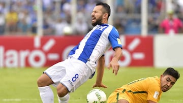 TEG59. SAN PEDRO SULA (HONDURAS), 10/11/2017.- El jugador de Honduras Alfredo Mejia (i) disputa un bal&oacute;n frente al jugador australiano Massimo Luongo (d) hoy, viernes 10 de noviembre de 2017, durante el partido de repechaje para el Mundial de Rusia 2018, entre las selecciones nacionales de f&uacute;tbol de Honduras y Australia, en el Estadio Ol&iacute;mpico de la ciudad de San Pedro Sula (Honduras). EFE/Gustavo Amador