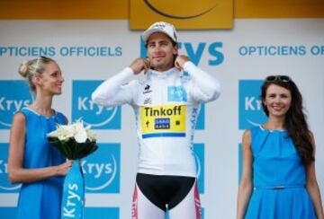 Peter Sagan se viste con el maillot blanco distintivo de líder de la clasificación de los jóvenes.