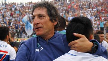 Plantel respalda a Mario Salas y Larraín lo ratifica en la UC