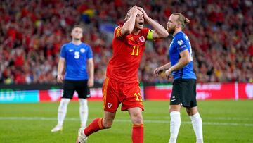 Gareth Bale, jugador de la selección galesa, se lamenta por una ocasión fallada.
