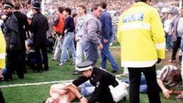 Heridos en el campo durante la tragedia de Hillsborough.