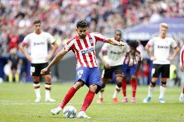 El jugador del Atlético de Madrid, Diego Costa, marca de penalti el 1-0 al Valencia. 