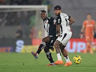 Carlos Cuesta of Vasco da Gama and Memphis Depay of Corinthians compete for the ball during the Copa Do Brasil 2025 Final second leg match between Corinthians and Vasco da Gama at Maracana Stadium on December 21, 2025 in Rio de Janeiro, Brazil. (Photo by Buda Mendes/Getty Images)
