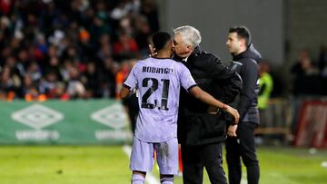 0-1. Carlo Ancelotti felicita a Rodrygo tras marcar el primer tanto.