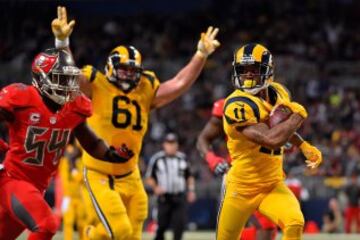 El tercer cuarto se inici¨® con un drive de casi 6 minutos con el que los Bucs recortaban un poco la desventaja por medio de un nuevo field goal (6 a 21), pero de nuevo en el drive siguiente los Rams voilv¨ªan a aumentar su ventaja por medio de una gran carrera de 21 yardas de Tavon Austin, que consegu¨ªa as¨ª su segunda anotaci¨®n. Austin acab¨® sumando 41 yardas de pase (con un TD) m¨¢s otras 32 de carrera (con otro TD).