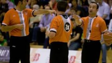 <b>PLANTE ARBITRAL. </b>García González dialoga con Sacristán.