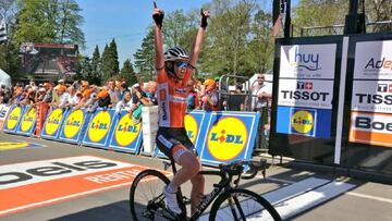 Anna Van der Breggen levanta los brazos para celebrar su victoria en la Flecha Valona femenina 2018.