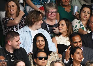 El cantante y compositor británico Lewis Capaldi, sentado junto a la actriz Emma Watson.