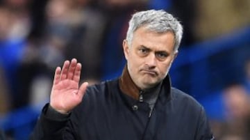 Jose Mourinho es polémico, poco amistoso y engreído. Sólo es querido en Chelsea, en cualquier otro lado no goza de buenas amistades.