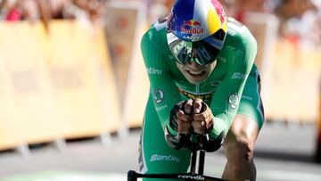 El ciclista belga Wout Van Aert llega a meta en la crono de la vigésima etapa del Tour de Francia con final en Rocamadour