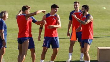 MAJADAHONDA (MADRID), 13/08/2023.- Los jugadores del Atlético de Madrid durante el entrenamiento de este domingo en la Ciudad Deportiva Wanda de Majadahonda, para preparar el partido de LaLiga que el lunes le medirá al Granada. EFE/ Juan Carlos Hidalgo