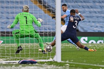 1-0. Riyad Mahrez marca el primer gol.