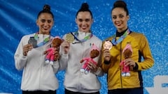 AMDEP6242. SAN SALVADOR (EL SALVADOR), 03/07/2023.- Ledia Juárez (c) de México, medalla de oro, Marina Malpica (i) de México, medalla de plata, y Lina Dussan, medalla de bronce, posan en el podio de mazas en la gimnasia rítmica durante los Juegos Centroamericanos y del Caribe en San Salvador (El Salvador). EFE/ Rodrigo Sura
