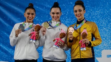 AMDEP6242. SAN SALVADOR (EL SALVADOR), 03/07/2023.- Ledia Juárez (c) de México, medalla de oro, Marina Malpica (i) de México, medalla de plata, y Lina Dussan, medalla de bronce, posan en el podio de mazas en la gimnasia rítmica durante los Juegos Centroamericanos y del Caribe en San Salvador (El Salvador). EFE/ Rodrigo Sura