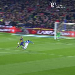 El Espanyol pidió penalti por este empujón a Gerard Moreno