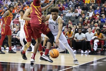 Keyonte George (Baylor) remonta línea de fondo ante la universidad de Iowa State. 