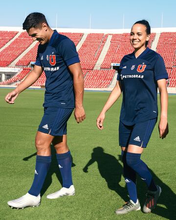 Integrantes de los equipos femenino y masculino dieron a conocer la nueva camiseta de Universidad de Chile con miras a la próxima temporada.