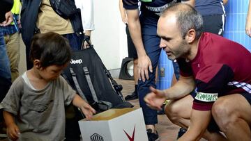 Andr&eacute;s Iniesta durante la recaudaci&oacute;n de fondos del Vissel Kobe para ayudar a todas las personas afectadas por el fuerte terremoto que asol&oacute; la isla de Hokkaido el 6 de septiembre de 2018