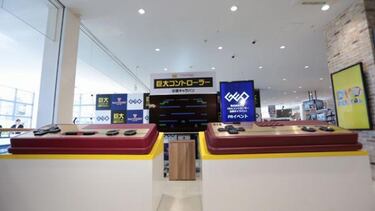 Crean unos mandos gigantes de NES de 2 metros de largo