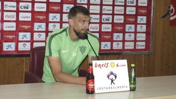 Saveljich: "Si fuera por mí, seguiría en el Almería; pero decide el Levante"