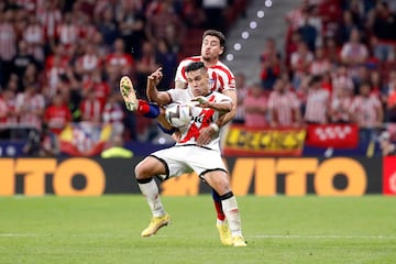 Falcao en uno de los múltiples duelos ante Giménez. Ambos fueron protagonistas. El uruguayo cometió penalti y Falcao lo anotó. 