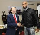 Kanoute visitó al equipo y estará hoy apoyando desde el palco
