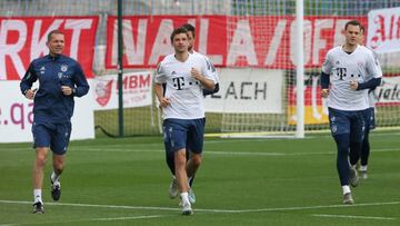 Müller, junto a Neuer durante un entrenamiento con el Bayern.