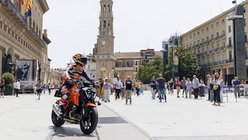 Pedro Acosta se paseó en moto por la Plaza del Pilar de Zaragoza.