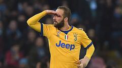 NAPLES, ITALY - DECEMBER 01:  Gonzalo Higuain of Juventus celebrates after scoring the 0-1 goal during the Serie A match between SSC Napoli and Juventus at Stadio San Paolo on December 1, 2017 in Naples, Italy.  (Photo by Francesco Pecoraro/Getty Images)