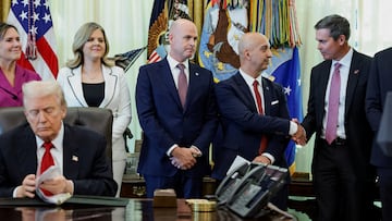 The briefing took a sudden turn when an attendee fainted mid-event, and Dr. Oz rushed to help.